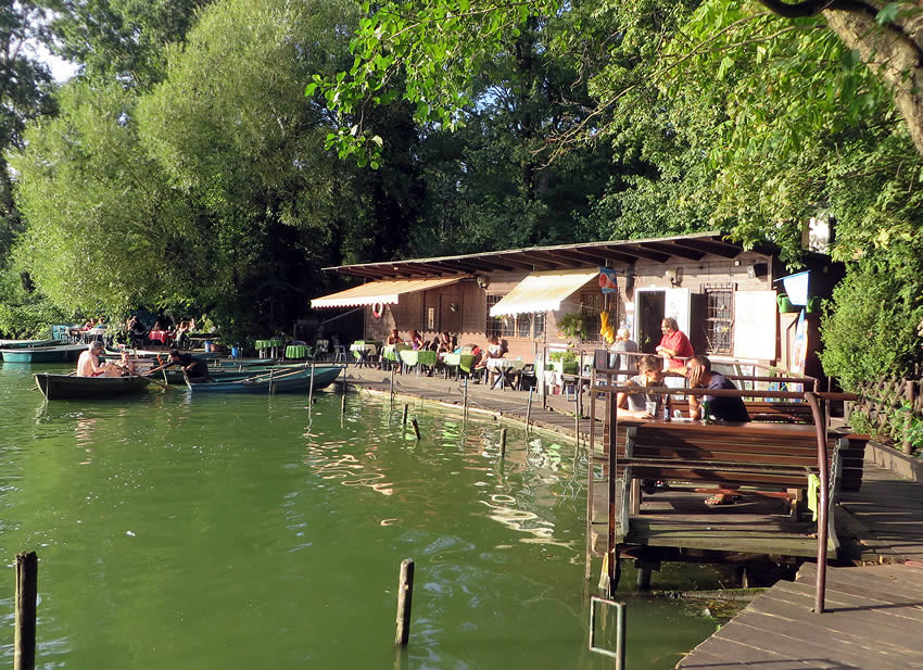 A beautiful boathouse and bar idyllically located right on the water's edge: Berlin, Plötzensee