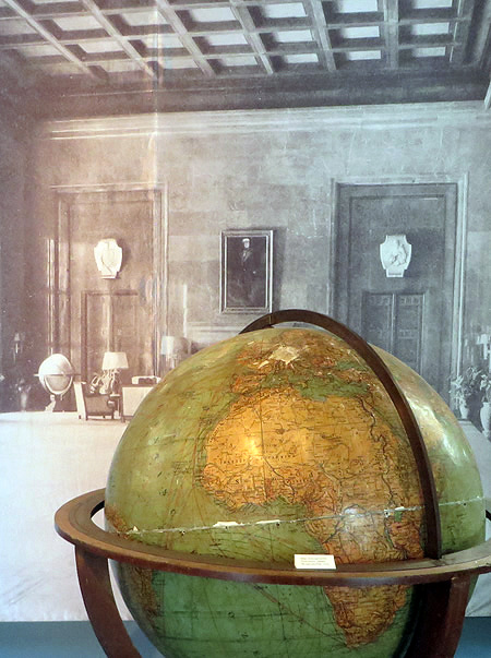 Märkisches Museum, Berlin: globe from Hitler's study - with photograph showing its original location in the Chancellery