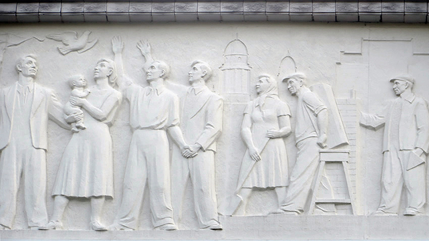 A superb stone frieze in Marchlewskistraße heralding the rebuilding of East Berlin - 