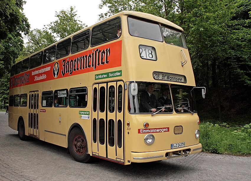 Berlin off the beaten track - enjoy an excursion to the countryside on a beautiful vintage bus