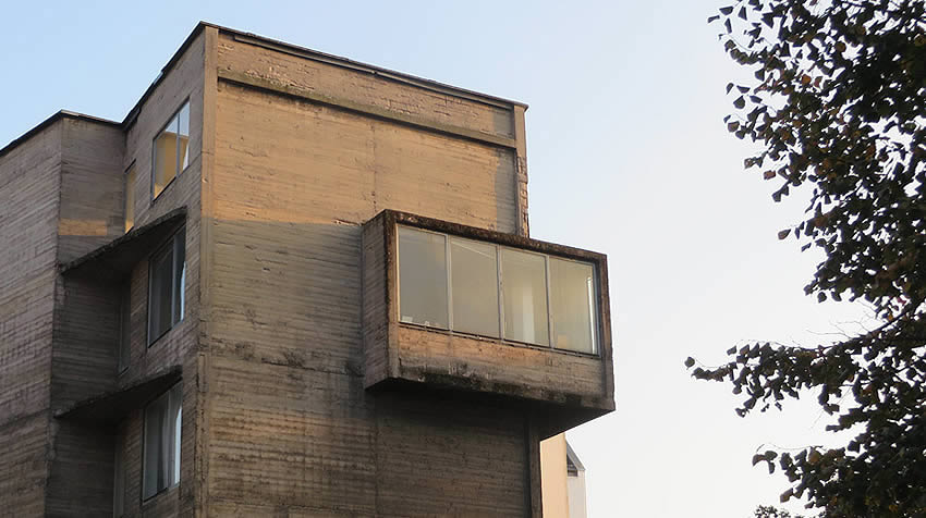 Guestrooms among the postwar architecture of the ExRotaprint, Wedding Berlin