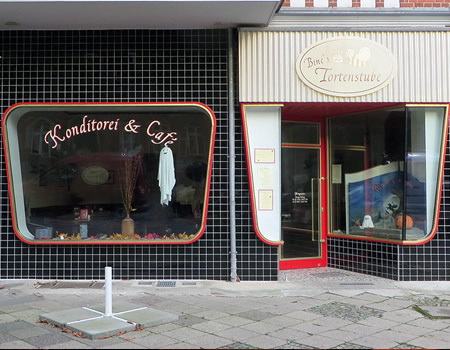 Coffe and cake in a perfectly preserved 1950s setting