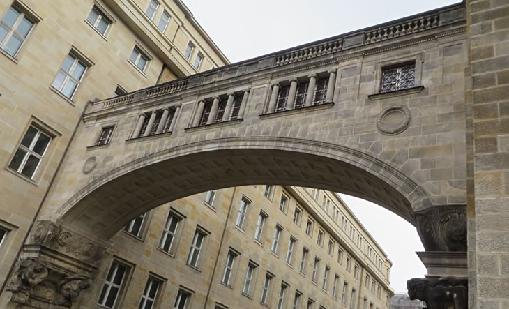 A 'bridge' in the city centre: remnants of a former banking hall