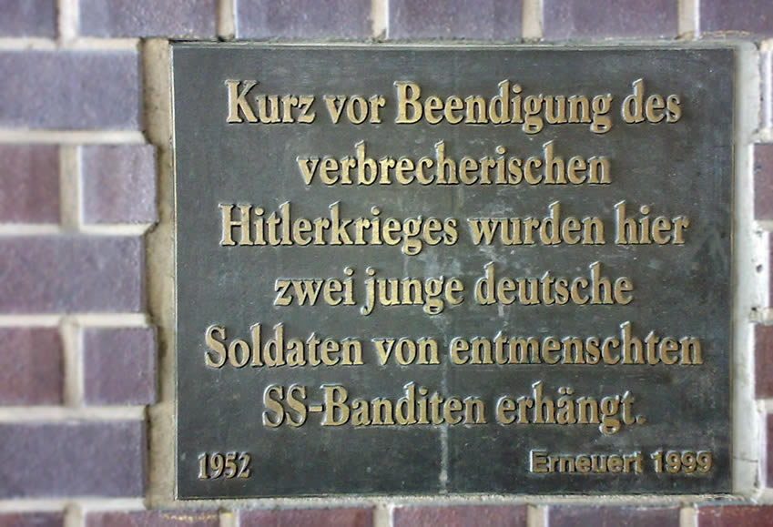 Kurz vor Beendigung des verbrecherischen Hitlerkrieges wurden hier zwei junge deutsche Soldaten von entmenschten SS-Banditen erhängt - plaque outside Friedrichstrasse Station, Berlin