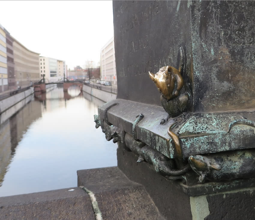 Gertraudenbrücke, Berlin. Rubbing the rats brings good luck!