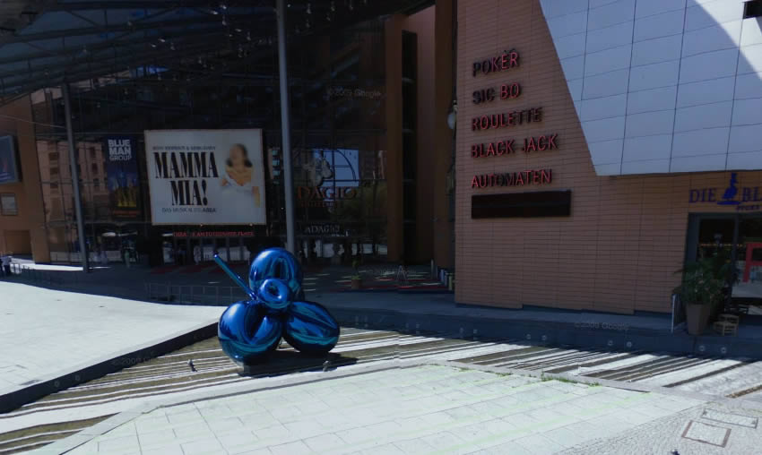 Jeff Koons, Balloon Flower (Blue), in its former position in Berlin's Postdamer Platz