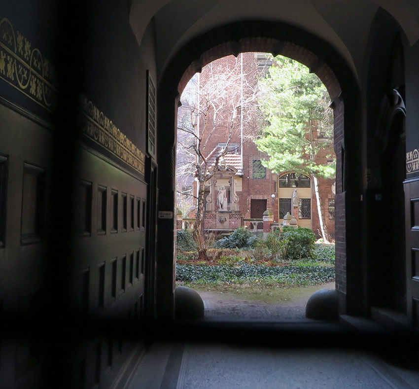 Inner courtyard seen through the gates of the Künstlerhaus St. Lukas