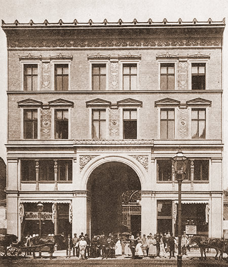 Period photograph of the Dorotheenstrasse market hall, 1900