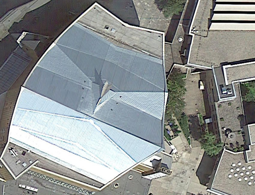 Phoenix sculpture on the roof of the Berlin Philharmonie seen from above via Google maps