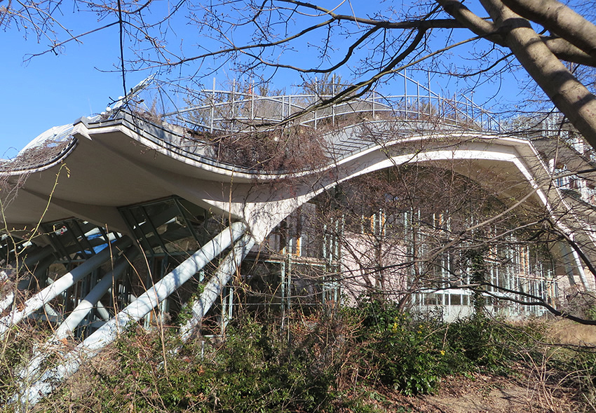 School building and sports hall in Schoeneberg, Berlin, by architect Hinrich Baller