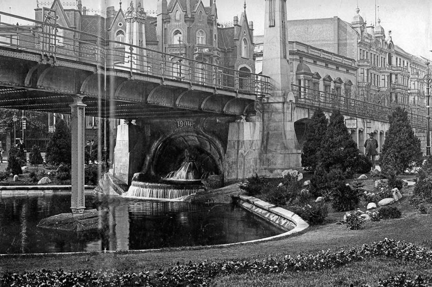 Nollendorfplatz U-Bahn, Berlin, circa 1905 showing fountain and park